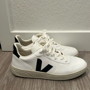 Men’s Veja V-10 Sneakers size 8 US/41 EUR, Only Worn Twice!